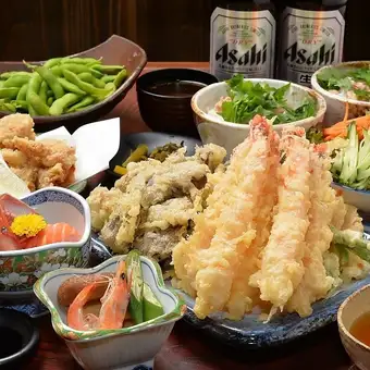 【仅限周一至周四】Dosukoi Komusubi套餐：5500日元（含税），畅饮畅吃炸鸡和土豆。