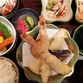 【仅限午餐时间】午餐宴席套餐 3300 日元（含税），包含 120 分钟畅饮（含生啤）。