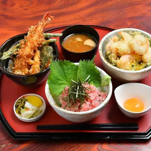 蔥油魚蓋飯和您選擇的半份蓋飯