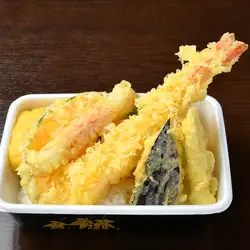 天婦羅蝦飯蓋飯，上面蓋著捲蛋捲