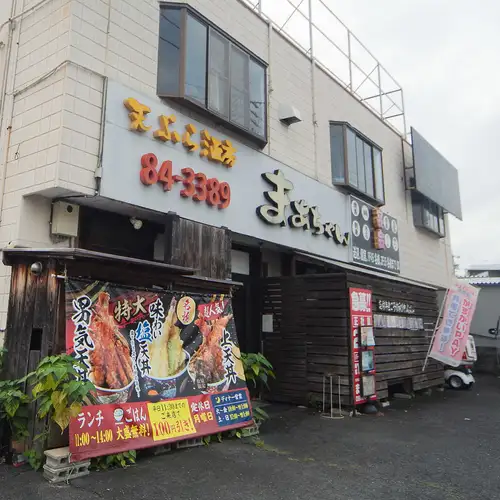 <p>店内は和の雰囲気を大切にした落ち着いた空間で、居心地の良さが魅力です。座敷やカウンター、テーブル席など多彩な席をご用意し、シーンに合わせて利用可能。ペット同伴も可能で、幅広いニーズに対応しています。飲み放題付きコースや単品利用など、用途に応じて気軽に使えます。</p>