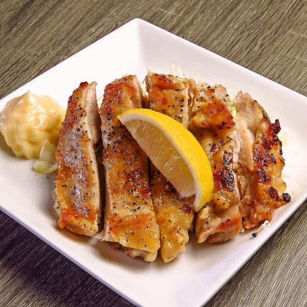 特製【鶏ステーキ3種】で、絶妙な風味と食感を心ゆくまで楽しむ贅沢なひと皿★