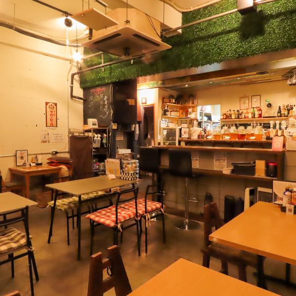 当店は、お仕事帰りのお一人様から大勢での宴会まで、様々なシーンに対応しています。少人数の貸切も可能で、20名以上からお気軽にご相談ください。心温まる雰囲気の中で、皆様の楽しいひとときを演出します。ぜひ、素敵な時間をお過ごしください!