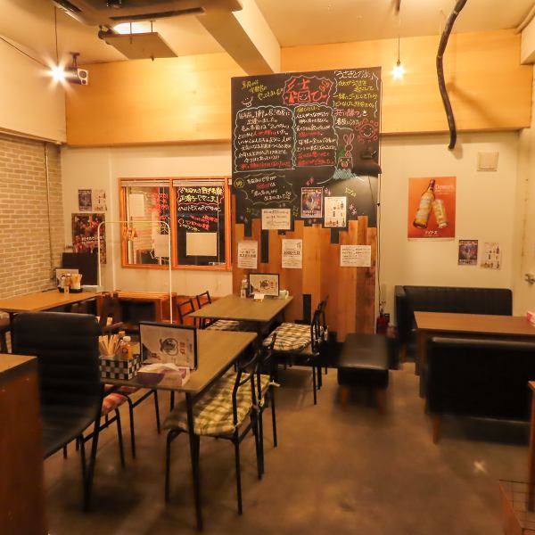 当店は、白と木目を基調にした明るい空間が魅力的★仕事帰りのお一人様や女性同士のお客様も、気軽にお立ち寄りいただけます。急な飲み会にも柔軟に席を調整し、皆様の楽しい時間をサポートします。ぜひリラックスした雰囲気の中で、お楽しみください!