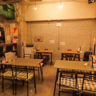 점내는 밝고 개방적이며 4인용 테이블이 2탁 있습니다.친구와의 식사나 여자회, 엄마 친구회에도 최적입니다.또한 인원수에 따라 좌석 조정도 가능하므로 부담없이 상담해 주십시오.