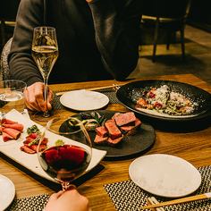 【接待・会食コース】フリーフロー(飲み放題付)黒毛和牛とソムリエセレクトのお飲物も愉しめる