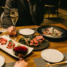 【접대·회식 코스】프리 플로우(음료 무제한 포함) 흑모 와규와 소믈리에 셀렉트의 음료도 즐길 수 있다