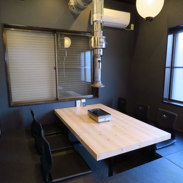 【お座敷あります】6名様までご利用可能なお座敷を2席ご用意。ごゆっくりお食事を楽しみたい時には是非ご利用ください。会社の大事な接待やご親族様とのご会食など様々なシーンで最適です。埋まりやすい人気のお席ですので、お早めのご予約をお願いいたします。ご予約は24時間受付可能なネット予約がおすすめです。