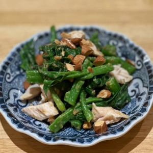 つるむらさきと鶏むね肉のサラダ
