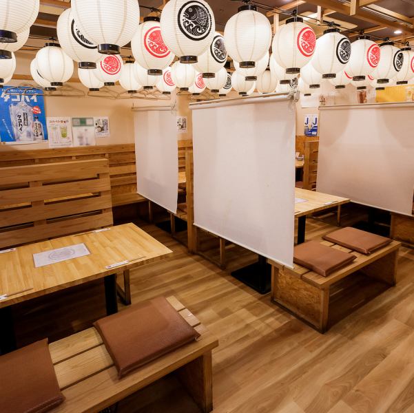 半個室風に使える空間！部署飲み会、友達飲みにテーブル席はいかがですか？4名様まででご利用いただけるお席を6卓ご用意しています！隣のお客様と視線が合わないように、すべてのお席に間仕切りがございます。プライベート感も◎