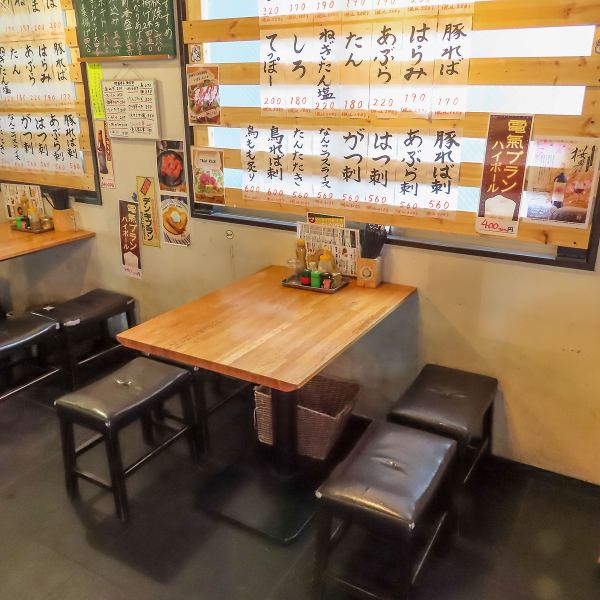 当店は、どなたでも気軽に立ち寄れる「開放的で明るい空間」を大切にしています。もつ焼き屋特有の入りにくさをなくし、子連れのご家族や女性同士のグループでも安心して楽しめるクリーンな内装が自慢です。ゆとりある座席配置により、平日の夜も圧迫感なくリラックスした時間をお過ごしいただけます。