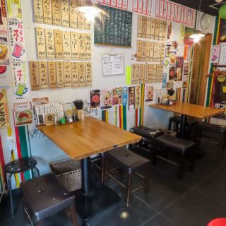 テーブル席が4名×4卓あります。
