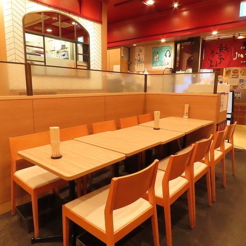 【自在なテーブル席】人数に合わせてカスタム可能。団体様や貸切希望は事前にご相談をお受け致します。