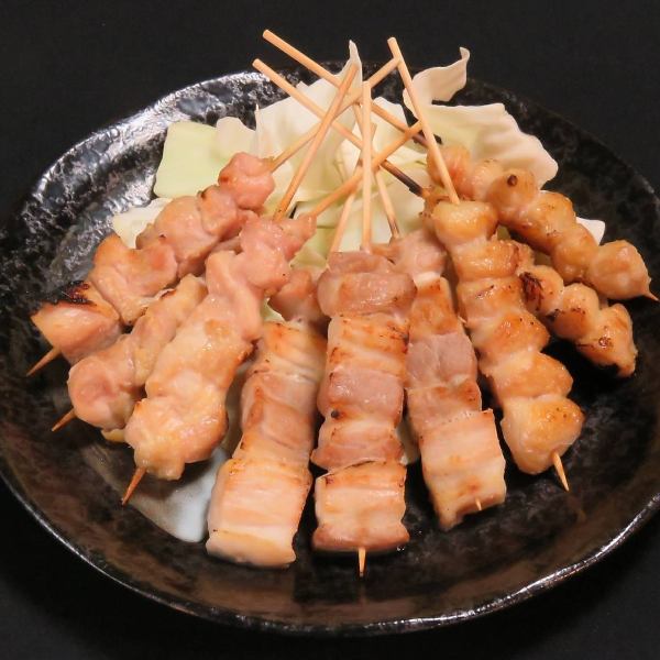 居酒屋の定番！一本一本丁寧に焼き上げる焼き鳥は絶品！！