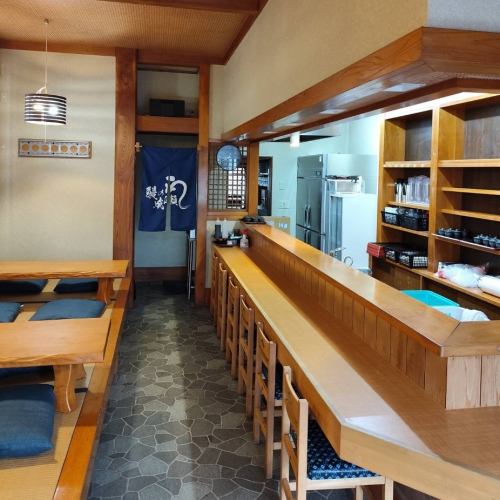 <p>L字型カウンター席を8席完備。仕事帰りの一杯や、自分へのご褒白ランチに最適です。うなぎに合う厳選日本酒も充実。骨せんべいや肝串を肴にゆったり過ごせます。フリーWi-Fi完備で、調べ物も快適。日光今市で「ちょっと贅沢」なひとときを。お一人でも気兼ねなくお越しください。</p>