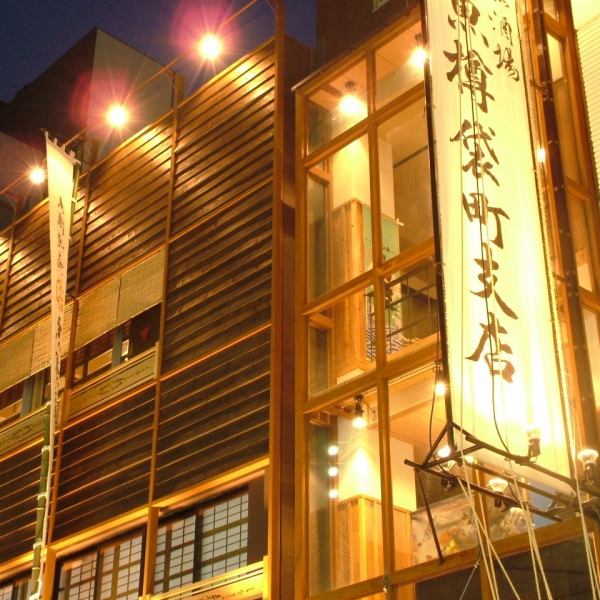 袋町のど真ん中！グルメな大人の海鮮居酒屋。2Fに上がるとすぐ生簀がお出迎え。カウンター席16席＆テーブル席16席＆囲炉裏12席のフロア。