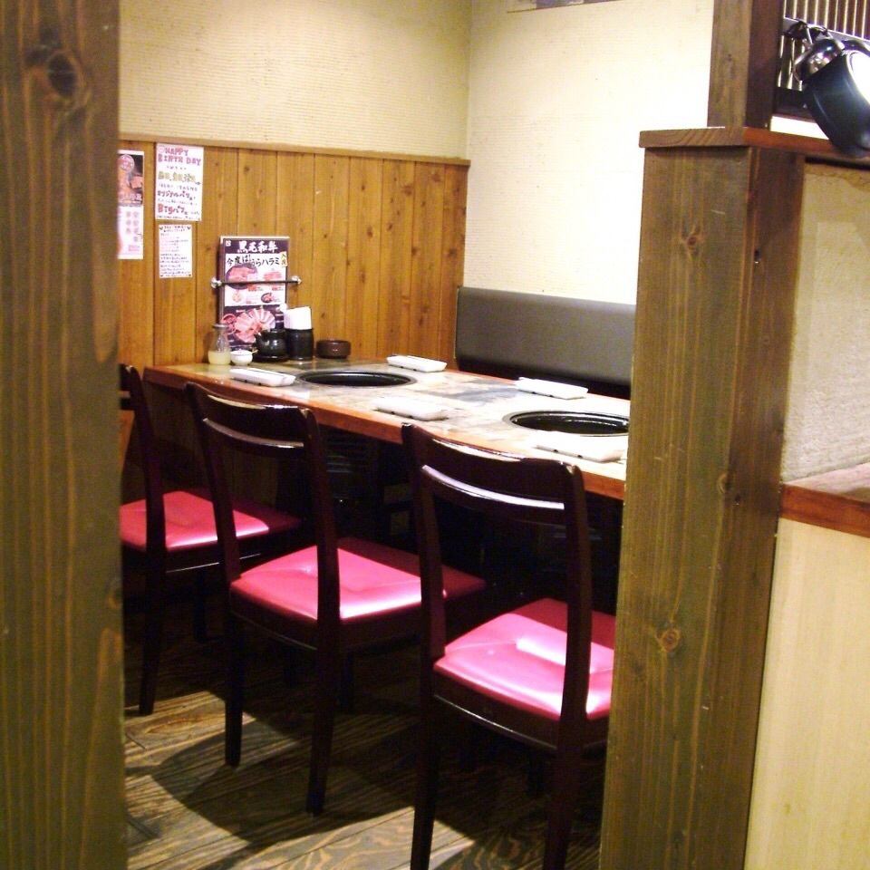 店内奥の個室風空間は3～4名利用に人気！ベンチシートでゆったり