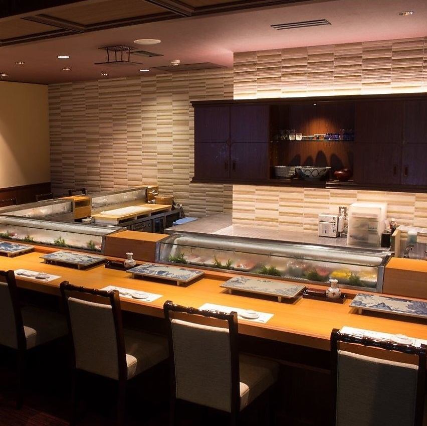 カウンター席では、目の前で職人が美味しい寿司を握ります！