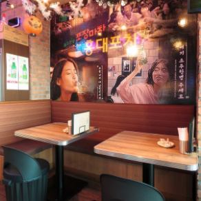 We basically arrange tables that are easy to use from 2 people! We can also accommodate 4 people or 10 people or more by adding seats next to each other ♪♪ Please feel free to visit us☆ There is a screen where K-POP programs are played, so you can relax while watching your favorite Hallyu star.