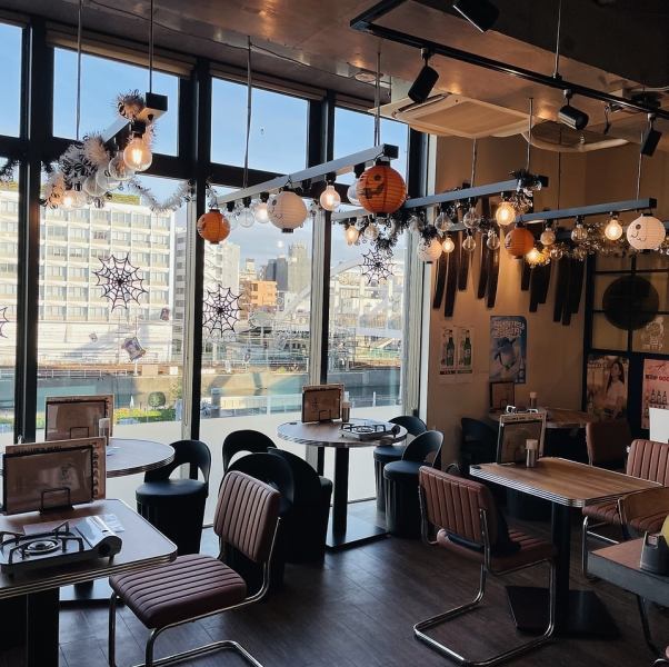 【ホンデポチャ 横浜西口店】最新のK-POPを見ながら美味しい韓国料理をお試しください。店内は落ち着いた雰囲気で、小さいお子様連れのご家族の方でも安心して来店する事ができます！デートや友人との食事にもみんなで楽しみながら、オシャレな店内で美味しい料理を食べて素敵な時間をお過ごし頂けます♪