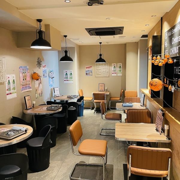 【夜景席の展望】店内は落ち着いた雰囲気で、小さいお子様連れのご家族の方でも安心して来店する事ができます！デートや友人との食事にもみんなで楽しみながら、オシャレな店内で美味しい料理を食べて素敵な時間をお過ごし頂けます♪開放感あふれる広々とした店内！温かみのあるテーブルで、くつろぎ感もバッチリです。