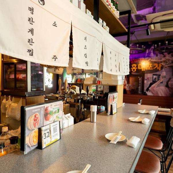 【ホンデポチャ 横浜西口店】店内最奥で美しい夜景のを楽しめる席をご用意。自由にご利用いただけます。韓国に来たような気分になれる店内で、デートや友人との食事にもみんなでワイワイ楽しみながら♪オシャレな店内で美味しい料理を食べて素敵な時間をお過ごし頂けます！