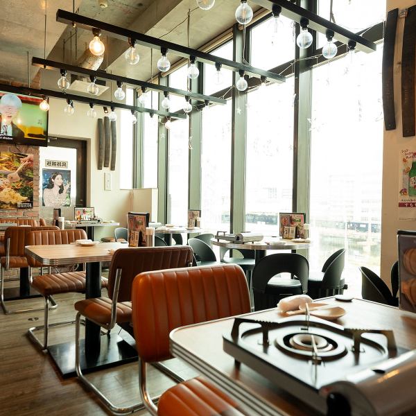 【ホンデポチャ 横浜西口店】最新のK-POPを見ながら美味しい韓国料理をお試しください。店内は落ち着いた雰囲気で、小さいお子様連れのご家族の方でも安心して来店する事ができます！デートや友人との食事にもみんなで楽しみながら、オシャレな店内で美味しい料理を食べて素敵な時間をお過ごし頂けます♪