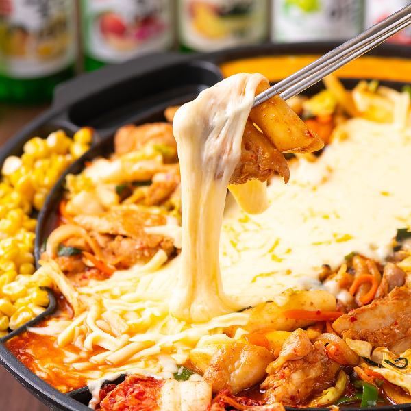 [The stretchy cheese is sure to look great in photos!] Cheese Dakgalbi for two: 3,800 yen (tax included)