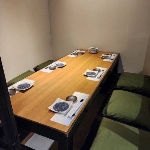 <p>松江駅近！アクセス良◎会社宴会や飲み会にも最適♪個室は掘りごたつ・テーブル・お座敷といろんなお部屋があります♪ご利用人数に合わせたお部屋へご案内いたします。最大50名様までご案内ＯＫ！！足元らくらくでゆっくりとお寛ぎ可能です♪</p>