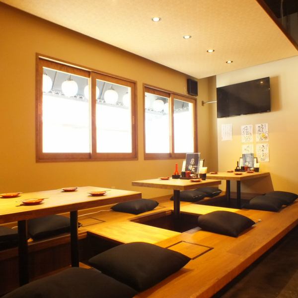 【ゆっくり寛げる掘りごたつ席はご宴会にもピッタリ！最大12名様までご一緒にお座りいただけます！】2名～最大12名様までゆったり寛げる掘りごたつ席をご用意しております◎プライベートな飲み会や会社のご宴会などにはもちろん、ご家族連れの方にもピッタリ☆ご宴会にオススメのコースもご用意しております！