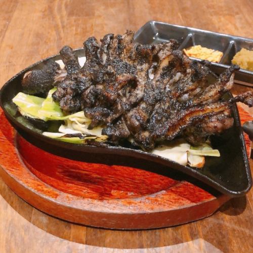 【燈火名物★鹿児島直送の知覧鶏を使用！最高の歯ごたえと旨み】骨付きももレア黒焼き　1,408円(税込)