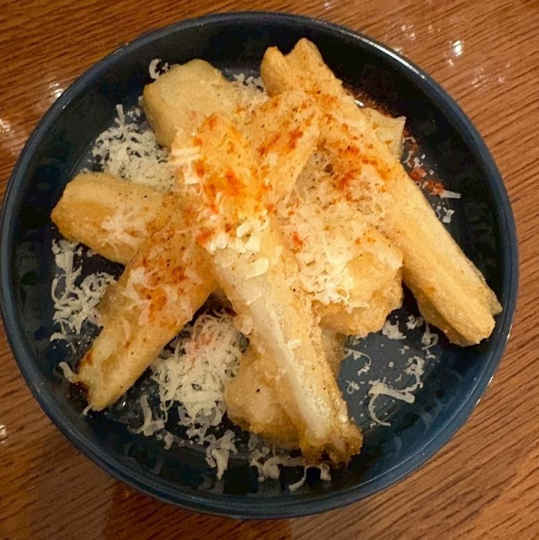 たっぷりチーズをかけたレンコンのフリット