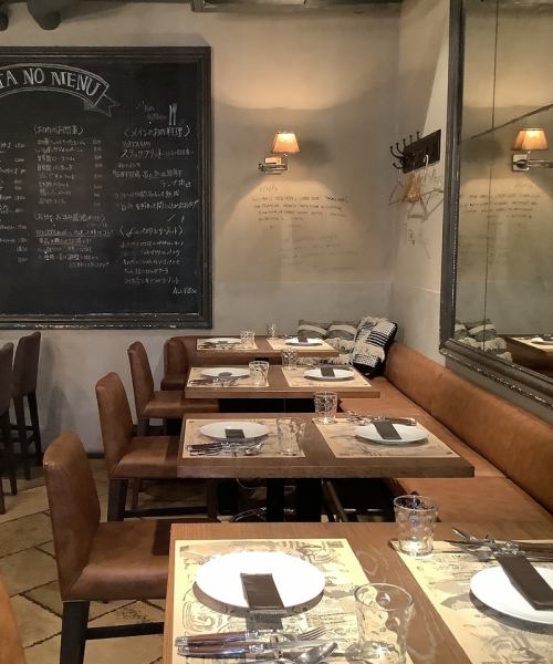 壁側ソファー席の人気テーブル席はスペースを広めにとっていますので、大人数でも快適にお過ごしいただけます。飲み会や誕生日会、女子会など各種宴会におすすめです。ご予約はお早めに！