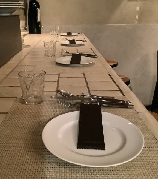 落ち着いた雰囲気の店内にあるタイル張りのカウンターは４席ご用意。お一人様やカップルでのご利用に最適です。店のスタッフとの会話を楽しみながら、くつろぎのひとときをお過ごしください。