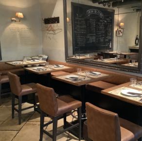 ゆったりソファー席。テーブルのスペースを広めにとっていますので、大人数でも快適にお過ごしいただけます。飲み会や誕生日会など各種宴会におすすめです。