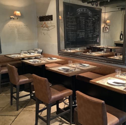 ゆったりソファー席。テーブルのスペースを広めにとっていますので、大人数でも快適にお過ごしいただけます。飲み会や誕生日会など各種宴会におすすめです。