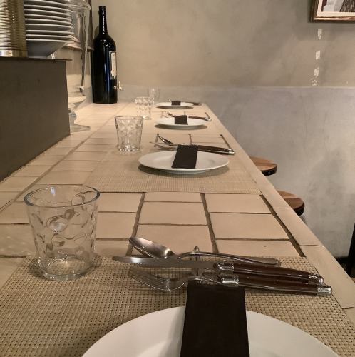 タイル張りのカウンターは４席ご用意。お一人様からご利用に可能です。スタッフとの会話を楽しみながら、くつろぎのひとときをお過ごしください。