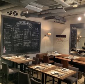 テーブルソファー席。テーブルのスペースを広めにとっていますので、大人数でも快適にお過ごしいただけます。飲み会や誕生日会など各種宴会におすすめです。