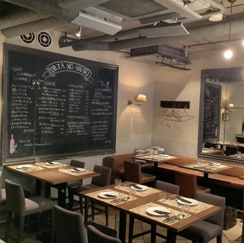 テーブルソファー席。テーブルのスペースを広めにとっていますので、大人数でも快適にお過ごしいただけます。飲み会や誕生日会など各種宴会におすすめです。