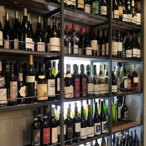 様々な銘柄ワインが目でも楽しめる迫力のワインセラー