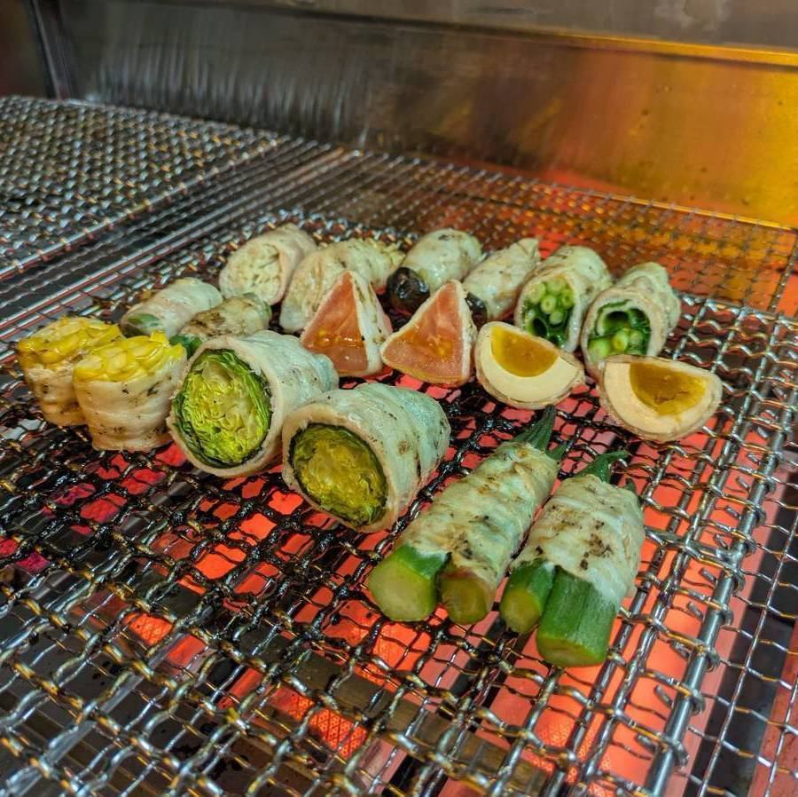 新鮮な野菜を豚肉で巻いた、肉巻き野菜！自慢の逸品でお出迎え！