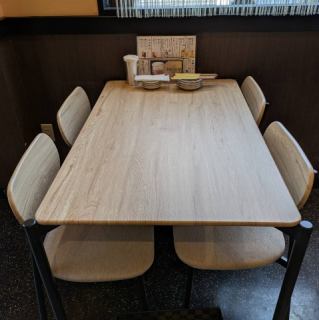 カップルでも、同僚同志でも、ご家族でも！テーブル席