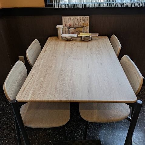 OPENしたばかりの綺麗な店内！小規模な店舗のため、お客様同士や店主との距離が近く、おしゃべりを楽しみながらご堪能いただけます♪おひとりさまでも、デートでも、さくっと飲み会でも大活躍の当店です！