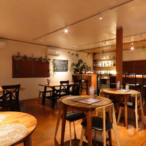 【オーナーのこだわりが詰まったハワイのハブモチーフの店内♪】観葉植物に囲まれたアットホームな雰囲気の店内で、ご友人やご家族と心ゆくままお楽しみください。貸切のご予約も受け付けております◎4,000円からご相談可能なコースもございますので、季節ごとの宴会やパーティーなども大歓迎！是非ご相談ください！