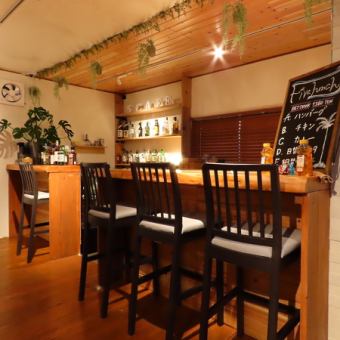 カウンター席ございます。