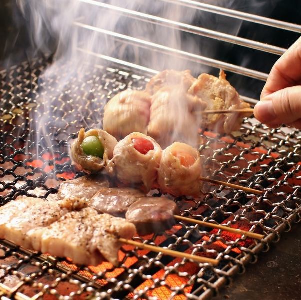 大人数での宴会に対応できる広々とした空間をご用意しています。10名以上の宴会にも対応可能で、レイアウト変更も柔軟に対応◎落ち着いた雰囲気の中で、会社の集まりや仲間との時間を快適に過ごせます。周囲を気にせず楽しめる空間で、ゆったりとした時間をお過ごしください!