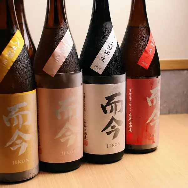 少人数での利用に最適なカウンター席やテーブル席をご用意。仕事帰りや友人とのお食事にぴったりです。落ち着いた雰囲気で、ゆっくりと会話を楽しめる空間を演出。プライベートな時間を大切にしたい方におすすめです◎