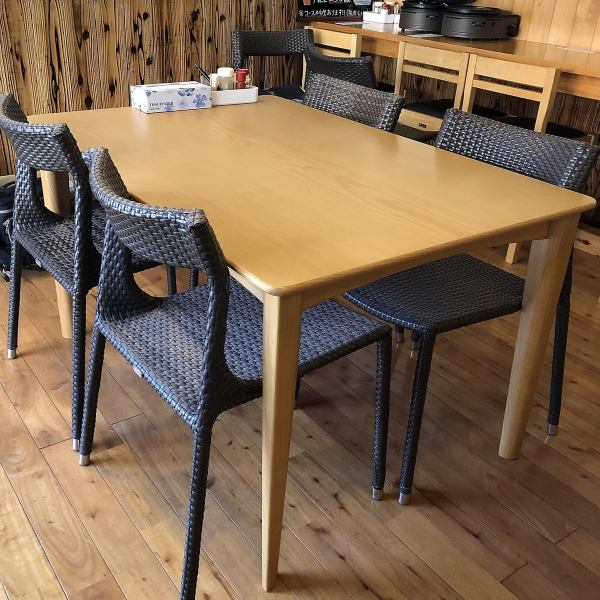[Table seats] Table seats can be used by 2 to 4 people.It is a yakiniku restaurant where you can drop by for families and meals.