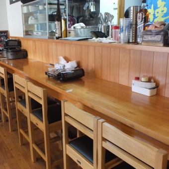 We have 4 counter seats that you can easily drop in by yourself.Even when you want to have a drink on your way home from work ◎ Please spend a relaxing time in a nostalgic and friendly store ☆