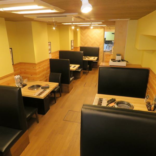 落ち着いた雰囲気の店内で、ゆったりとお愉しみいただけます。焼肉と会話をお愉しみいただき、特別のひと時をお過ごしください。テーブル席や、掘りごたつタイプのお座敷を完備しており、適度なスペースを確保しているので、快適にお食事をお楽しみいただけます。仕事終わりやご友人同士、各種ご宴会にご利用ください♪